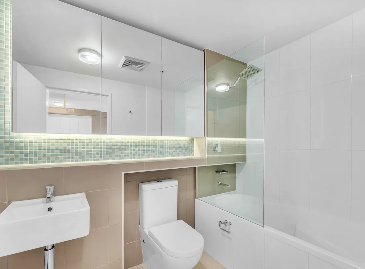 Diamond Apartment Kelvin Grove main bathroom